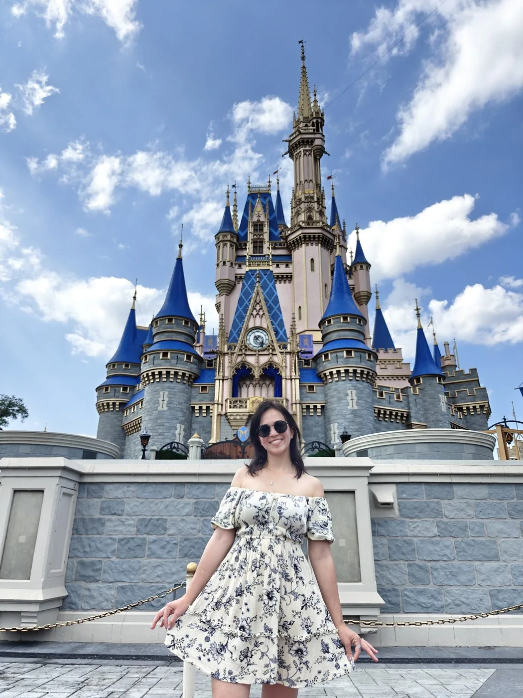 María Florencia Jodor frente al castillo de Magic Kingdom